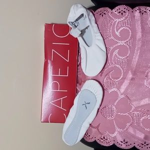 NWT CAPEZIO LILY BALLET SHOES